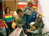  ??  ?? Jacques/Gilles Villeneuve Jacques Villeneuve, sotto, ha vinto il Mondiale di Formula 1 nel 1997. Figlio del mitico Gilles (a destra, il pilota della Ferrari con i figli Jacques e Melanie e la moglie Joanna), ora commenta la Formula 1 su Sky.