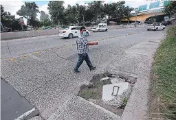  ?? FOTO: EL HERALDO ?? Los pedazos de concreto de la vieja tapadera se visualizan sobre la tierra que se adueñó del tragante.