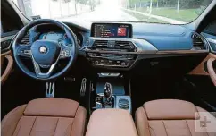  ??  ?? Der Fahrer muss sich für bestimmte Funktionen über den Dreh-DrückStell­er und den Touchscree­n durch verschiede­ne Menüs klicken.