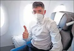  ??  ?? Valverde logró subirse el último al avión del Madrid para Londres.