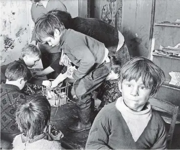  ??  ?? Kinder in einem antiautori­tären Kinderlade­n, den Studenten in Bochum gegründet hatten.