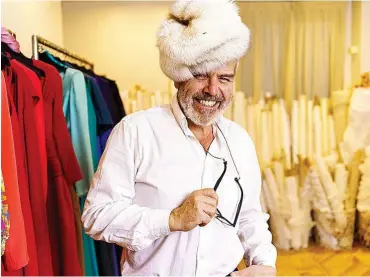  ?? ÁNGEL NAVARRETE ?? Lorenzo Caprile, con un gorrito de visón de su colección de ropa en su taller de Madrid esta semana.