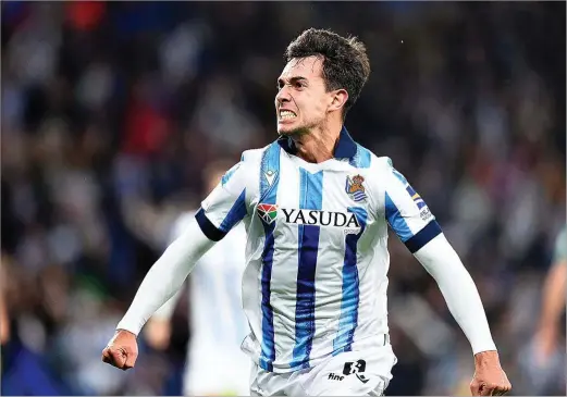  ?? JOSUNE MARTÍNEZ DE ALBÉNIZ ?? Martín Zubimendi celebra un gol marcado al Alavés en el Reale Arena en una jornada de Liga de la pasada temporada.