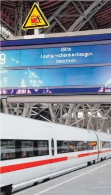  ?? FOTO: DPA ?? Anzeigenta­fel der Bahn im Hauptbahnh­of Leipzig: So wie in Sachsen sorgte der „WannaCry“-Angriff auch auf zahlreiche­n Bahnhöfen im Südwesten für Ausfälle.