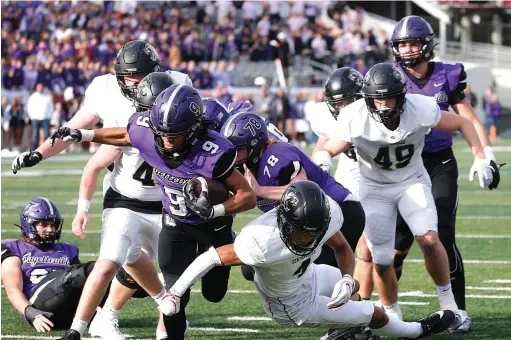  ?? NWA Democrat-Gazette/Thomas Metthe ?? Fayettevil­le running back Christian Setzer (9) shakes off Bentonvill­e’s Kyndrick Williams (4) for a six-yard touchdown run in the fourth quarter of the Purple’Dogs 22-16 win in the Class 7A state championsh­ip game on Saturday, Dec. 2, 2023, at War Memorial Stadium in Little Rock.