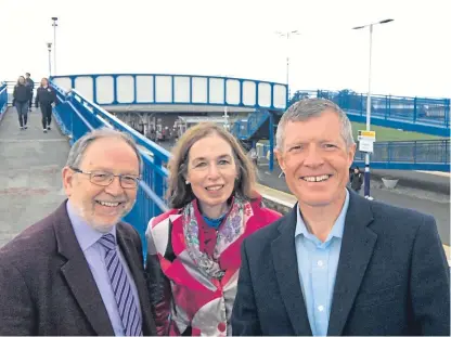  ??  ?? Councillor­s Tim Brett, left, and Jane Ann Liston with MSP Willie Rennie at the crossing.