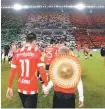  ??  ?? En la grada se vio el verde, blanco y rojo, mientras que en cancha niños portaron sombreros “mexicanos”.