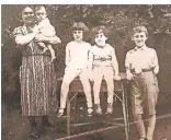 ?? FOTO: BERND SCHÄFER ?? Mutter Hertha Sander mit ihren Kindern Herbert, Liesel, Kurt, Helmut und Walter.