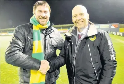  ?? Pic: Paul Evans ?? ● New Caernarfon Town manager Huw Griffiths (left) with interim chairman Paul Evans