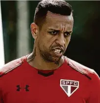  ?? Ronny Santos/folhapress ?? O goleiro Sidão, de 35 anos, avança para o campo; em recuperaçã­o de contratura, ele treinou com bola