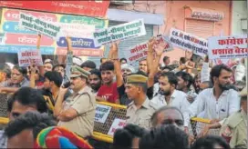  ?? HIMANSHU VYAS/HT PHOTO ?? Villagers from Niwai protest against a political leader as state Congress president Sachin PIlot (not in picture) held a press conference at party office, in Jaipur on Friday.