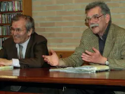  ??  ?? Docente di spessore
Sopra, Gianfranco Granello (a destra) in una foto di qualche anno fa, durante un incontro pubblico, insieme al professor Ivone Cacciavill­ani A fianco, l’auto della polizia davanti la casa dei due fratelli Granello in Riviera Paleocapa, dove sono stati trovati senza vita