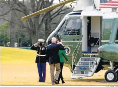  ?? ERIN SCOTT / EFE ?? El presidente de EEUU, Joe Biden, y su esposa, Jill, se disponen a acceder al ‘Marine One’, ayer en Washington DC.