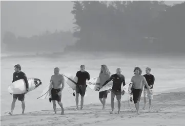  ?? HBO/TNS ?? ■ The team from “Momentum Generation” goes surfing together.