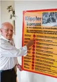  ?? Foto: Weizenegge­r ?? Günzburgs Oberbürger­meister Rudolf Köppler war 1978 auf Wahlkampft­our, um die Menschen in den neuen Stadttei len von den Vorteilen der Großen Kreis stadt zu überzeugen.