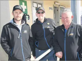  ?? Pictures: PAUL CARRACHER ?? WELCOME RETURN: Mallee Machinery Field Days organisers, from left, Mark Roberts, Les Down and president Terry Kiley take in the atmosphere at the Speed site.