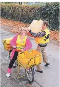  ?? FOTO: PRANG ?? Sabine Wiegand und Harry Heib verteilen das Survival-Paket.