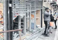  ?? /CORTESÍA RUBÉN DIAZ OFFICE ?? Por lo menos 50 pequeños comercios de El Bronx fueron destrozado­s por hordas violentas.