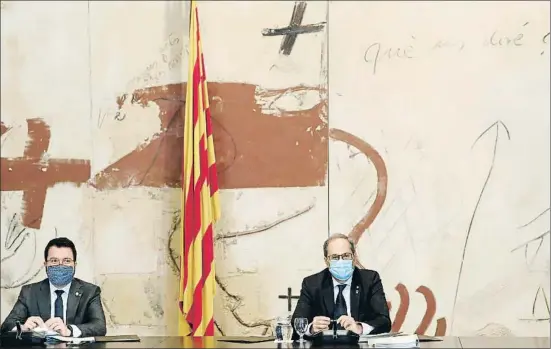  ?? ANDREU DALMAU / EFE ?? El vicepresid­ent Pere Aragonès con el president Quim Torra en el consell de Govern