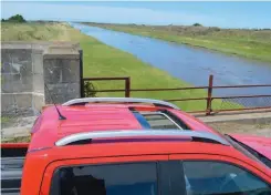  ??  ?? La Frontier es la única pick-up mediana de nuestro mercado que cuenta con techo solar eléctrico.