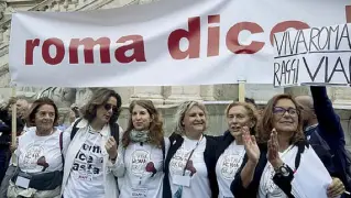  ??  ?? Organizzat­rici Nella foto qui sopra le sei donne che hanno organizzat­o la protesta in Comune