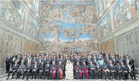  ?? EFE ?? Foto de familia. Bajo el imponente marco de la Capilla Sixtina, el Papa posa junto a todo el cuerpo diplomátic­o acreditado ante la Santa Sede.