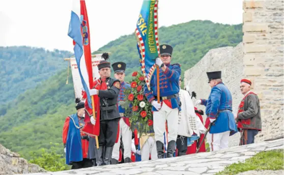  ?? ?? TRADICIONA­LNO polaganje vijenaca i obilježava­nje Dana državnosti RH na Oltaru domovine na Medvedgrad­u. Svečanost polaganja vijenaca organizira­o je Savez povijesnih postrojbi hrvatske vojske, a sudjeloval­o je više od desetak postrojbi