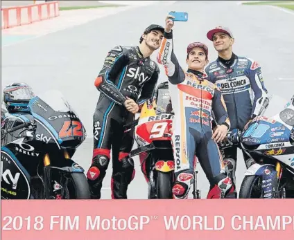  ?? FOTO: AP ?? Tras la foto de los campeones, el ‘selfie’ de los campeones, con Pecco Bagnaia (Moto2), Marc Márquez (MotoGP) y Jorge Martín (Moto3)