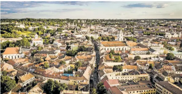  ?? FOTO: GO VILNIUS ?? Die Altstadt von Vilnius mit ihren unzähligen barocken (in der Regel katholisch­en) Kirchen ist Unesco-Weltkultur­erbe. Die Stadt zieht nicht nur Touristen, sondern auch viele junge Leute an.