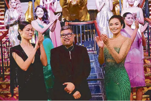  ?? Photos by JACK ALINDAHAO and WILSON CHUA ?? Bravo, Rhett Eala: Top model Jo Ann Bitagcol and Bb. Pilipinas Universe 2016 Maxine Medina lead the applause at Grand Piazza of Super Star Virgo during its Manila-Laoag-Kaohsiung-Hong Kong inaugural voyage.