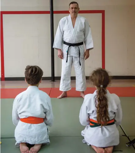  ??  ?? Michel Goyette donne toujours des cours de judo quatre fois par semaine, dans la grande région de Montréal. Ci-contre, il pose avec ses deux enfants Michaël-Sacha (à gauche) et Marie-France (à droite), ainsi que sa conjointe Chantal Poussart à l’arrière-plan.