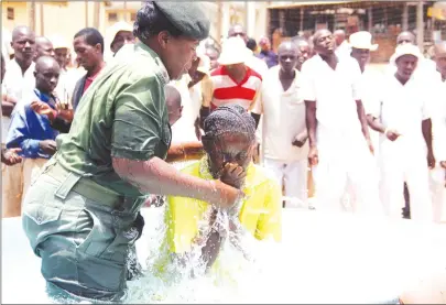  ?? — Picture by Tawanda Mudimu ?? Zimbabwe Prisons and Correction­al Services ( ZPCS) Chaplin Judith Rugwiji baptises Cathrine Chigu at Chikurubi Female Prison last Saturday. ZPCS’s mandate is rehabilita­te inmates so that they can successful reintegrat­e into society.