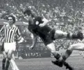  ??  ?? In volo
Il gol segnato da Maurizio «Ramon» Turone in JuveRoma del 10 maggio 1981 e poi annullato dall’arbitro Bergamo