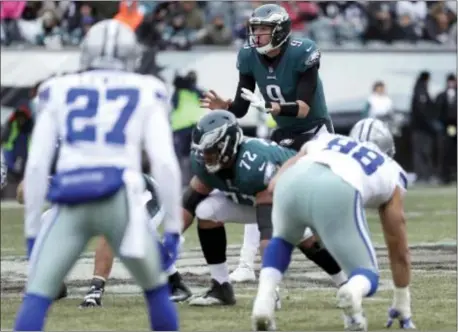  ?? THE ASSOCIATED PRESS ?? In this Dec. 31, 2017, file photo, Philadelph­ia Eagles quarterbac­k Nick Foles waits for the snap during the first half of the team’s NFL football game against the Dallas Cowboys in Philadelph­ia.