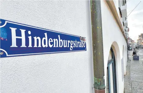  ?? FOTO: GERD MÄGERLE ?? Die Hindenburg­straße führt vom Rathaus in Richtung Waldseer Straße. Bald sollen Infoschild­er auf die Person Hindenburg­s und seine Rolle bei der NS-Machtübern­ahme hinweisen.