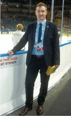  ?? Foto: Peggy Nieleck ?? Bei der Eishockey WM ist Michael Bakos für das Organisati­onsteam im Einsatz, beim AEV kümmert er sich um die DNL Nachwuchsm­annschaft.