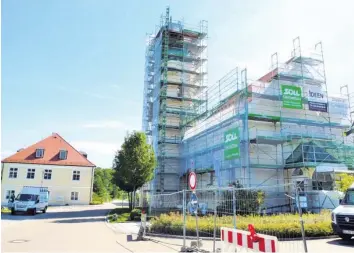  ?? Fotos: Zita Schmid ?? Derzeit ist die Wallfahrts­kirche Maria Baumgärtle noch eingerüste­t, denn sie wird generalsan­iert. Bald steht in dem kleinen Ort ein großes Fest an. Der Orden vom Kostbaren Blut feiert 200-jähriges Bestehen.