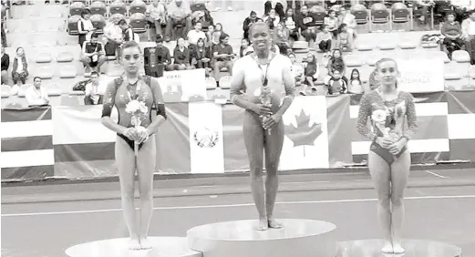  ?? FUENTE EXTERNA ?? La gimnasta dominicana Yamilet Peña en lo más alto del podium, tras ganar medalla de oro en salto femenino de la competenci­a clasificat­oria celebrada en Guatemala.