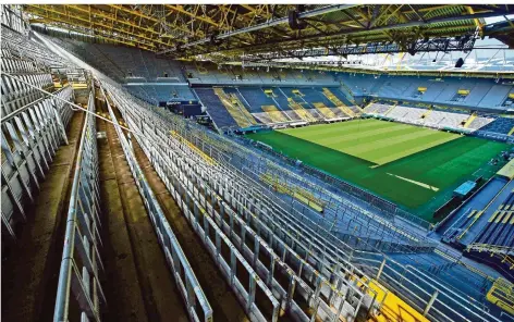  ?? FOTO: THISSEN/DPA ?? Der Blick von der gewaltigen Südtribüne des Dortmunder Stadions auf das Spielfeld. Dort könnte Ende Mai der Ball wieder rollen, wenn die Politik ihre Zustimmung erteilt. Das Konzept der Deutschen Fußball-Liga hat erste wichtige Hürden bereits genommen.