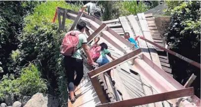  ?? MARVIN GAMBOA ?? Desde el 18 de abril los estudiante­s y vecinos viven estas congojas en el cantón de Mora.