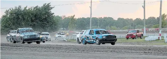  ?? BERND FRANKE
TORSTAR ?? Niagara Falls driver Jay Moulton (10) set the pace in the 20-lap Mini Stock feature at Merrittvil­le Speedway on Saturday night in Thorold.