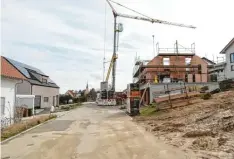  ?? Foto: Josef Abt ?? Östlich der Moserwiesn in Aindling ist auf einer freien Wiese ein neues Bauvorhabe­n mit drei Gebäuden geplant, das bei den Anwohnern auf wenig Gegenliebe stößt. Unser Bild zeigt andere Häuser in der Straße.