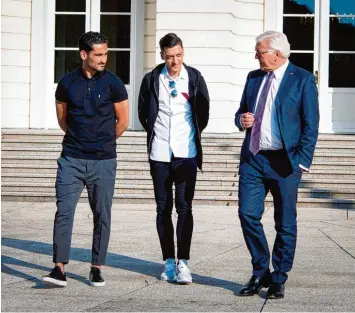  ?? Bild: afp ?? „Wir haben lange gesprochen über Sport, aber auch über Politik“, postete Bundespräs­ident Walter Steinmeier über den Besuch der Nationalsp­ieler Ilkay Gündogan und Mesut Özil (von links).