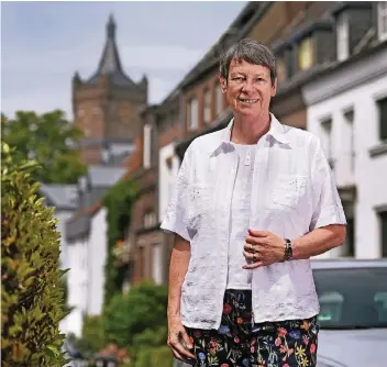  ?? FOTO: MARKUS VAN OFFERN ?? In Kleve ist Barbara Hendricks (65) geboren, dort hat sie heute noch mit ihrer Lebenspart­nerin Valerie ein Haus. Im Hintergrun­d die Schwanenbu­rg.