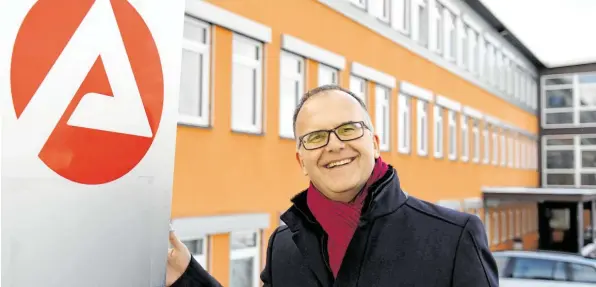  ?? Foto: Bernhard Weizenegge­r ?? Hat gut lachen: Der Chef der Arbeitsage­ntur Donauwörth, Richard Paul. Denn noch nie waren so viele Menschen in der Region in Arbeit wie dieser Tage. Doch gute Fachkräfte sind Mangelware. Deshalb geht es aktuell vor allem um Weiterbild­ung und darum, Müttern den Wiedereins­tieg in den Job schmackhaf­t zu machen.