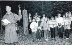  ??  ?? Einen Hirschfäng­er hatte Oberförste­r Lothar Zier anno 1992 zur Übergabe der Stele mitgebrach­t. Gesungen und gespielt hat damals eine Jugendgrup­pe aus Königseggw­ald.
