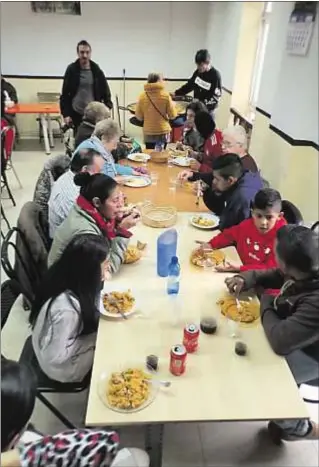  ??  ?? Comida de los inmigrante­s acogidos en el centro pastoral San Carlos Borromeo