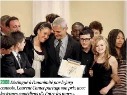  ??  ?? 2008 Distingué à l’unanimité par le jury cannois, Laurent Cantet partage son prix avec les jeunes comédiens d’« Entre les murs ».