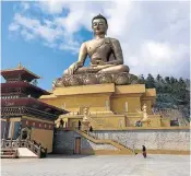  ??  ?? Tradição. À esquerda, rodas de oração e Buda sentado de 51 metros de altura; à direita, arquitetur­a típica com madeira entalhada