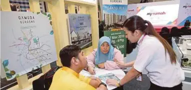  ??  ?? Pengunjung pameran Myrumah NSTP mendapatka­n khidmat nasihat pembelian rumah di Pusat Beli-belah Mytown Cheras, Kuala Lumpur, semalam.
